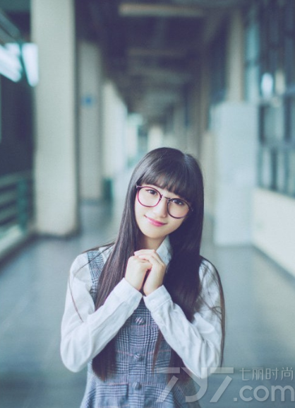 甜蜜微笑的清纯妹子在冬日里的写真，以落叶草地为背景，拍摄一种清新文艺范的气息，加上穿着文艺范十足的背带裙，戴上框架眼镜，一头乌黑长海，萌萌哒的齐刘海，让整个人的甜美气息覆盖全场，男性们看了更无法忘怀，分享一组甜蜜妹子冬日清纯写真图，萌萌哒少女的文艺范魅力。