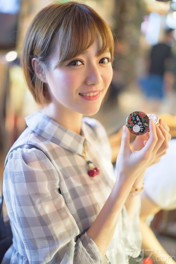 看惯了大城市里的娇艳熟女，是否想换换风格呢？下面为大家带来唯美小清新美女图片，清纯甜美的长相，水灵不灵的。身穿格子小衬衫，学生味十足，甜美的笑容带给人十足的温暖，整体唯美恬静让人忍不住想靠近。