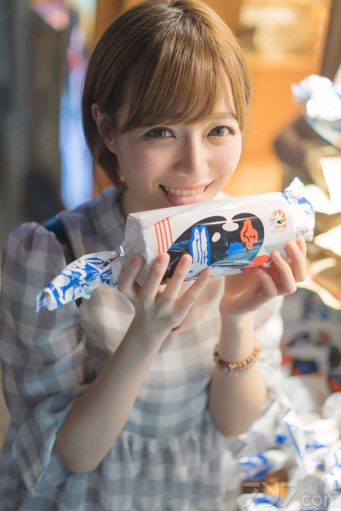 看惯了大城市里的娇艳熟女，是否想换换风格呢？下面为大家带来唯美小清新美女图片，清纯甜美的长相，水灵不灵的。身穿格子小衬衫，学生味十足，甜美的笑容带给人十足的温暖，整体唯美恬静让人忍不住想靠近。