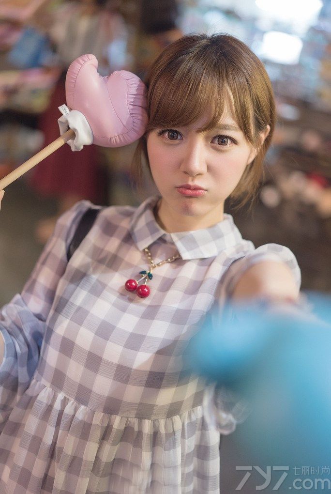 看惯了大城市里的娇艳熟女，是否想换换风格呢？下面为大家带来唯美小清新美女图片，清纯甜美的长相，水灵不灵的。身穿格子小衬衫，学生味十足，甜美的笑容带给人十足的温暖，整体唯美恬静让人忍不住想靠近。