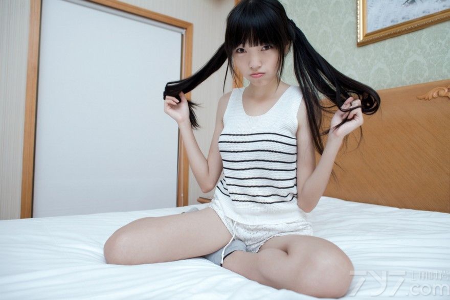 妆扮后的女生个个都是美女，可真正的美女又有多少呢？下面为大家分享一组90后清纯素颜美女生活照，甜美的笑容，配上乌黑的长直发，青春无限。身穿白色小背心+短裙，在镜头下摆出各种卖萌造型，简直让人心动哟！