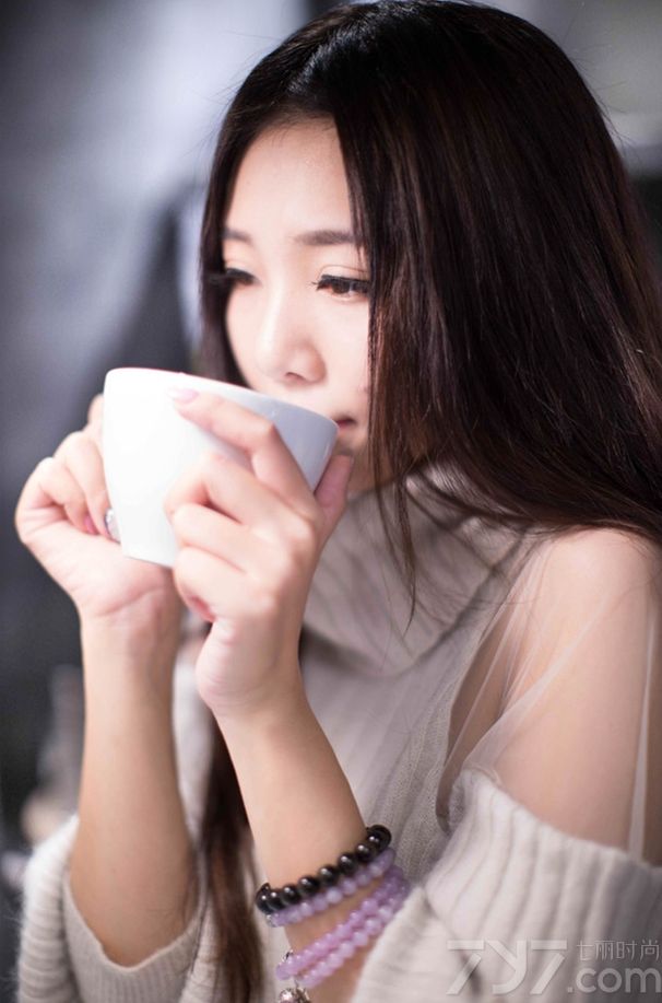 这组可爱美女清纯写真图片，水润的双眸盈满了令人怜惜的泪花，乌黑长发和白皙肌肤让人看了之后过目难忘，俏皮可爱的表情令人无法拒绝动人的魅力，分享一组可爱美女清纯写真图片，柔情似水的容颜太令人着迷。