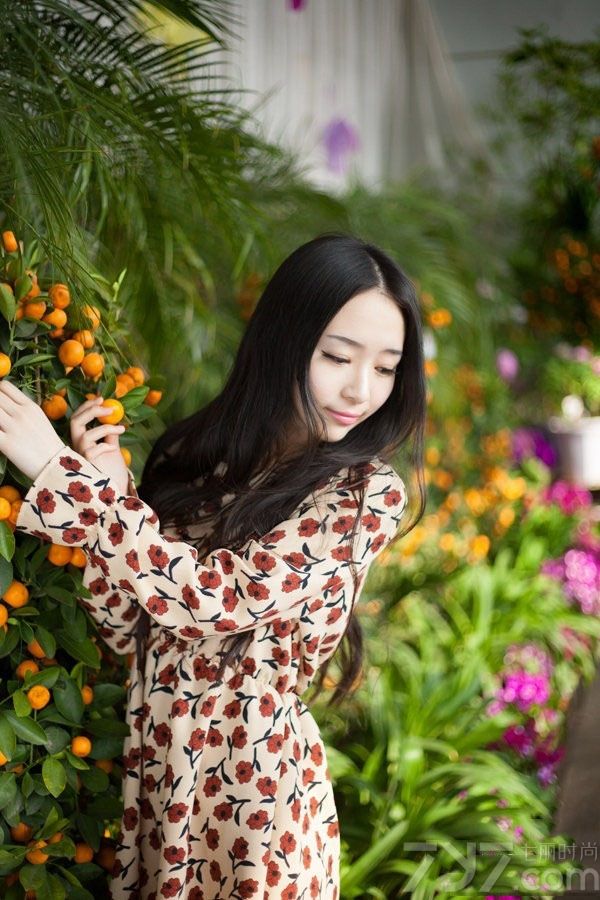 这组花香少女清纯生活照写真图片，没有任何修饰完全无隐藏的展露出，花香少女日常的生活状况，一头乌黑长发是很多宅男们心目中最完美的清纯美女标准，加上甜美笑容以及素雅的面容，瞬间秒杀一众宅男心扉，分享一组花香少女清纯生活照写真图片，靓丽乌黑长发俘获宅男心扉。