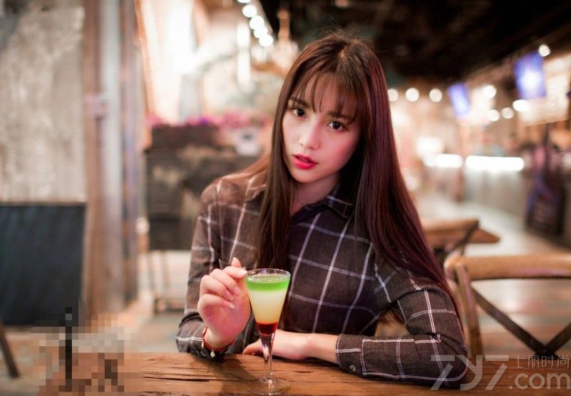 寒气已慢慢来临，转眼又到了不想出门的冬季，广大的宅男们要怎么度过空余时间呢？一组超养眼的清纯美女生活照图片献给大家，精致的五官，身穿休闲格子外套，手抱兔娃娃，悠闲的喝着下午茶，让人心情愉快。