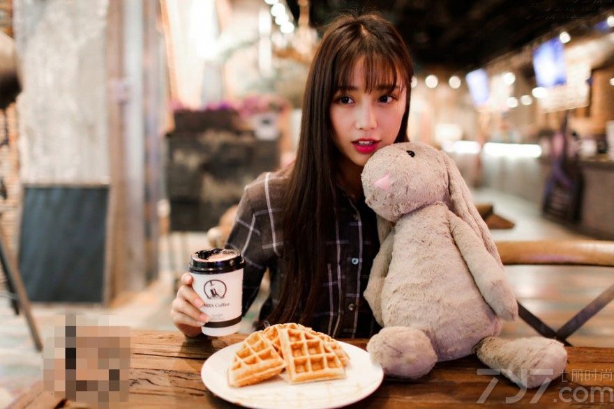 寒气已慢慢来临，转眼又到了不想出门的冬季，广大的宅男们要怎么度过空余时间呢？一组超养眼的清纯美女生活照图片献给大家，精致的五官，身穿休闲格子外套，手抱兔娃娃，悠闲的喝着下午茶，让人心情愉快。