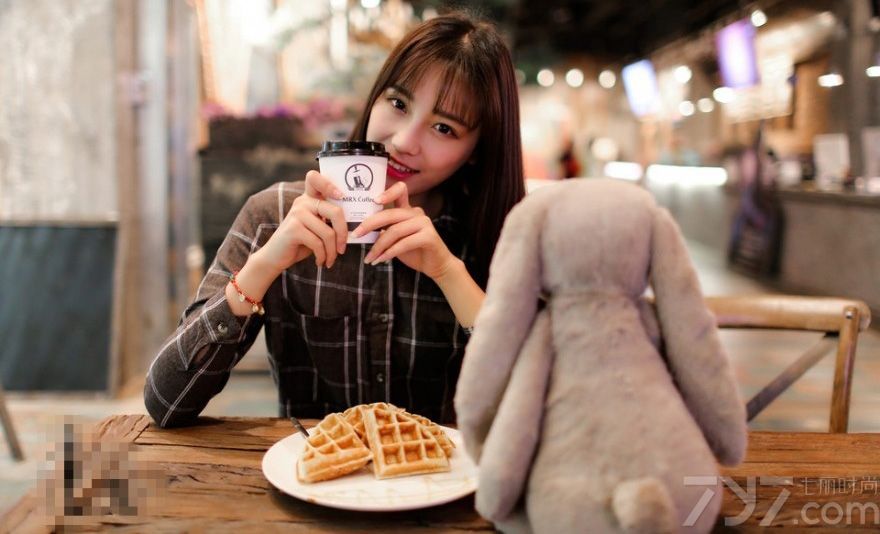 寒气已慢慢来临，转眼又到了不想出门的冬季，广大的宅男们要怎么度过空余时间呢？一组超养眼的清纯美女生活照图片献给大家，精致的五官，身穿休闲格子外套，手抱兔娃娃，悠闲的喝着下午茶，让人心情愉快。