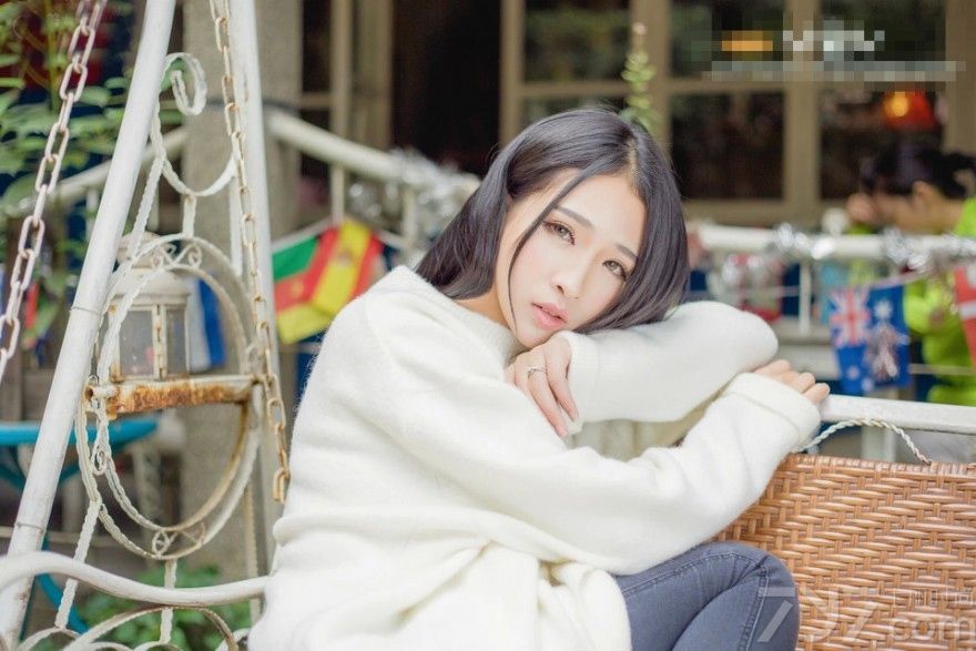 清纯的长相是天生的，而气质却需要后天培养才能凸显。下面就为大家分享一组超清新迷人的妹子生活照写真，清秀的脸盘配上乌黑的长直发，身穿白色T恤+牛仔裤，在镜头下摆出各种卖萌表情，甜化宅男心菲。