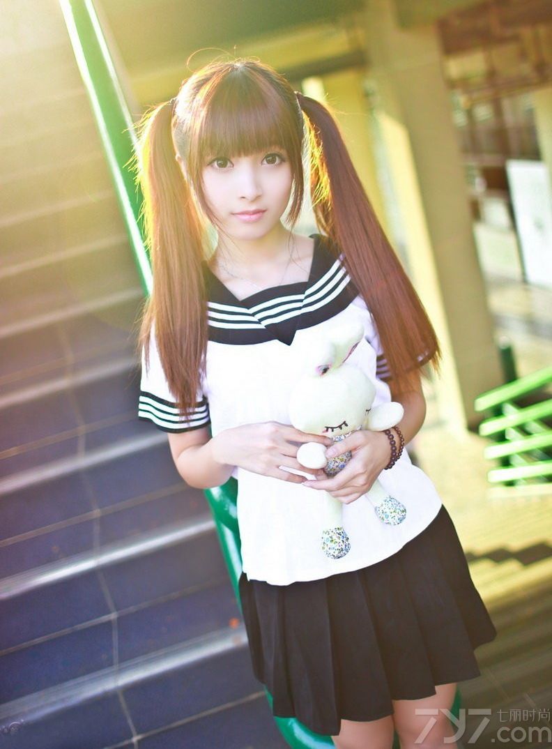双马尾造型一真是清纯MM的象征，而这种造型最常出现的地方就是校园里面，下面为大家分享一组无敌清纯美女校花生活照，明亮的大眼睛配上呆萌齐刘海，活泼可爱，再加上双马尾，立马变身青春美少女，黑白的校服也有一股校园气息。