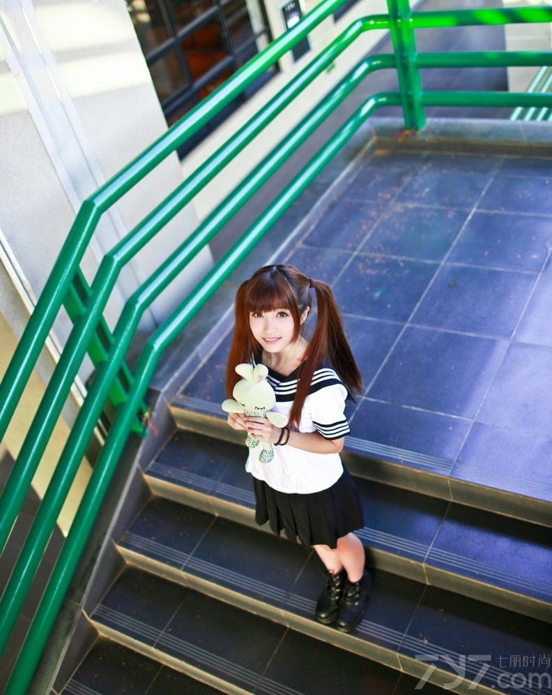 双马尾造型一真是清纯MM的象征，而这种造型最常出现的地方就是校园里面，下面为大家分享一组无敌清纯美女校花生活照，明亮的大眼睛配上呆萌齐刘海，活泼可爱，再加上双马尾，立马变身青春美少女，黑白的校服也有一股校园气息。