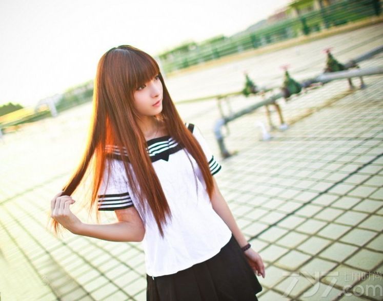 双马尾造型一真是清纯MM的象征，而这种造型最常出现的地方就是校园里面，下面为大家分享一组无敌清纯美女校花生活照，明亮的大眼睛配上呆萌齐刘海，活泼可爱，再加上双马尾，立马变身青春美少女，黑白的校服也有一股校园气息。