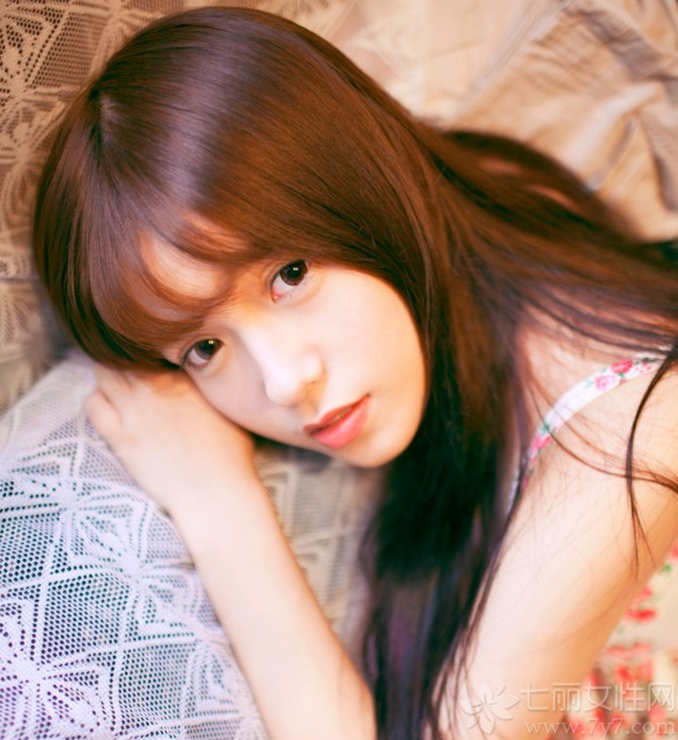 这组可爱美女室内私房清纯写真图片，充满了唯美浪漫的画面，令人看了之后怦然心动，如同素颜般的白皙肌肤以及不经意露出的美胸太过诱人，乌黑长发以及清纯装扮更是宅男最爱，分享一组可爱美女清纯私房写真图片，小露白皙酥胸更诱人。