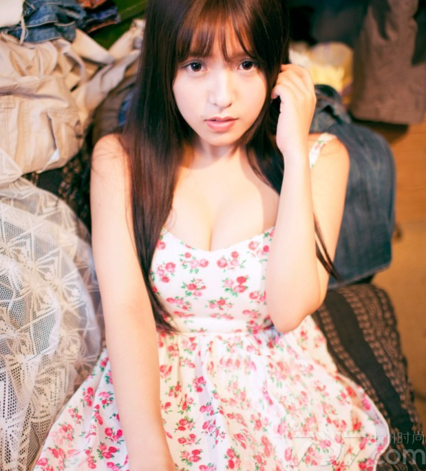 这组可爱美女室内私房清纯写真图片，充满了唯美浪漫的画面，令人看了之后怦然心动，如同素颜般的白皙肌肤以及不经意露出的美胸太过诱人，乌黑长发以及清纯装扮更是宅男最爱，分享一组可爱美女清纯私房写真图片，小露白皙酥胸更诱人。