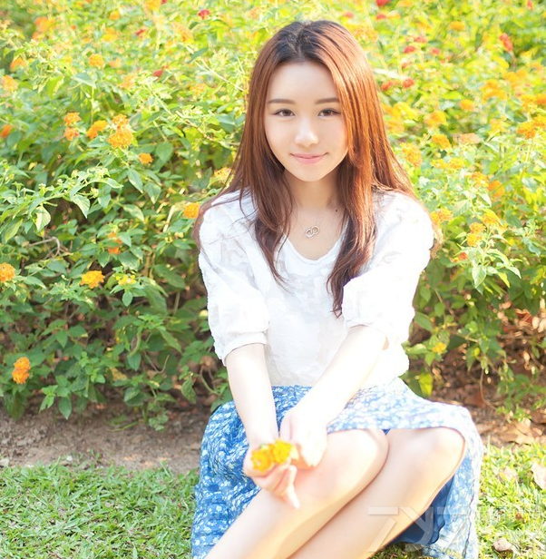 这组大眼美女秋游户外清纯写真图片，甜美的笑容让人看了之后过目难忘，会放电的大眼瞬间秒杀所有宅男，清新甜美的穿着更让整个人都魅力散发得淋漓尽致，分享一组大眼美女清纯写真图片，释放甜美笑容让宅男无处可逃。