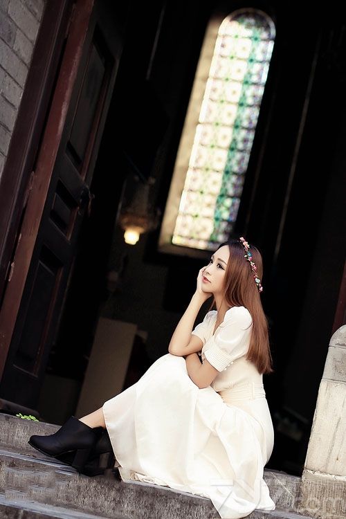 这组花环少女室外清纯写真图片，恬静淡雅的少女带着花环如同仙女一般梦幻动人，穿着白色长裙展示出一种温柔恬静的魅力气质，整个画面让宅男怦然心动，梦一般的完美画面太诱人，分享花环少女清纯室外写真图片，看白裙释放出时光的魅力，