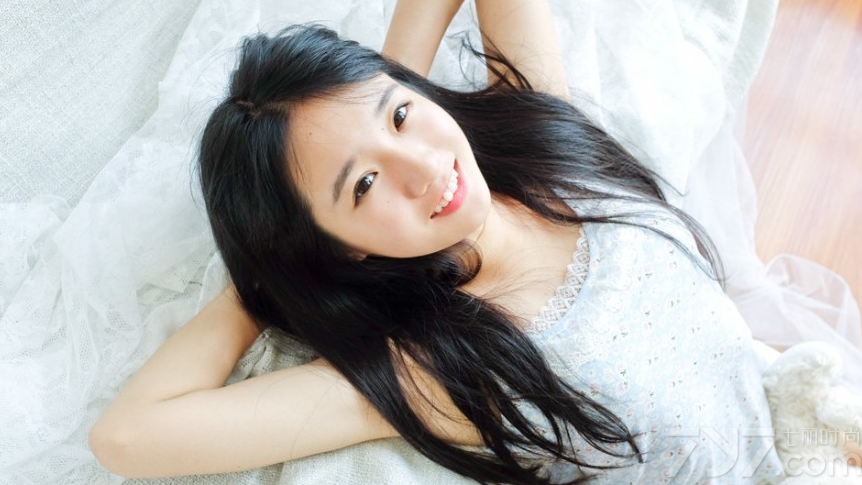 这组洋娃娃少女清纯写真图片，甜美可人的模样无论谁看了都会心动不已，加上甜美笑容更让宅男们难以忘怀，白皙肌肤以及穿着性感白色丝袜的长腿，释放出一种诱人的气息，分享洋娃娃少女清纯写真图片，看私房内的性感长腿丝袜诱惑。