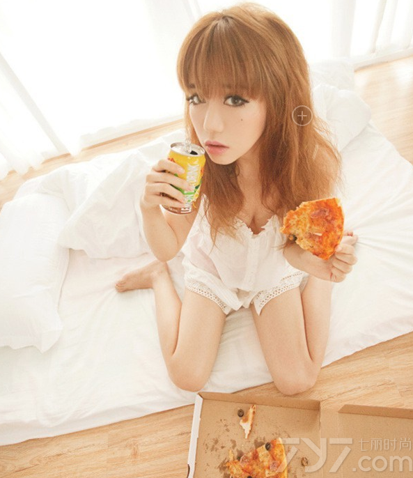 这组俏皮美女清纯写真图片，清纯的童颜外貌让宅男们怦然心动，加上穿着性感白色睡衣，内里真空的诱惑，展示出一种清纯与性感共存的致命魅力，白皙肌肤以及性感美胸都是诱人的焦点，分享俏皮美女清纯室内写真图片，大玩性感真空秀深V白皙美胸诱惑。