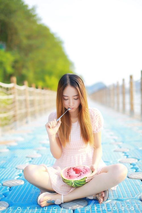 这组西瓜少女清纯写真图片，在室外湖边，穿着甜美粉嫩的连衣裙，展示出俏皮清新可人的模样，白皙肌肤以及甜美笑容瞬间秒杀宅男，萝莉萌死人不偿命的画面令人心醉，分享一组西瓜少女清纯写真图片，看萝莉美女的清新养眼魅力。