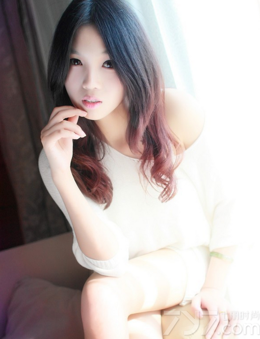 这组童颜美少女清纯室内写真图片，清纯稚嫩的童颜外貌，对于宅男来说绝对是心动的对象，特别是穿着白色裙装，不经意露出的白皙肌肤以及性感长腿，释放出难以抵挡住的诱惑魅力，分享童颜美少女清纯写真图片，童颜美女展示性感咬唇的致命诱惑。