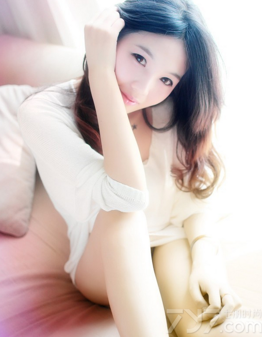 这组童颜美少女清纯室内写真图片，清纯稚嫩的童颜外貌，对于宅男来说绝对是心动的对象，特别是穿着白色裙装，不经意露出的白皙肌肤以及性感长腿，释放出难以抵挡住的诱惑魅力，分享童颜美少女清纯写真图片，童颜美女展示性感咬唇的致命诱惑。