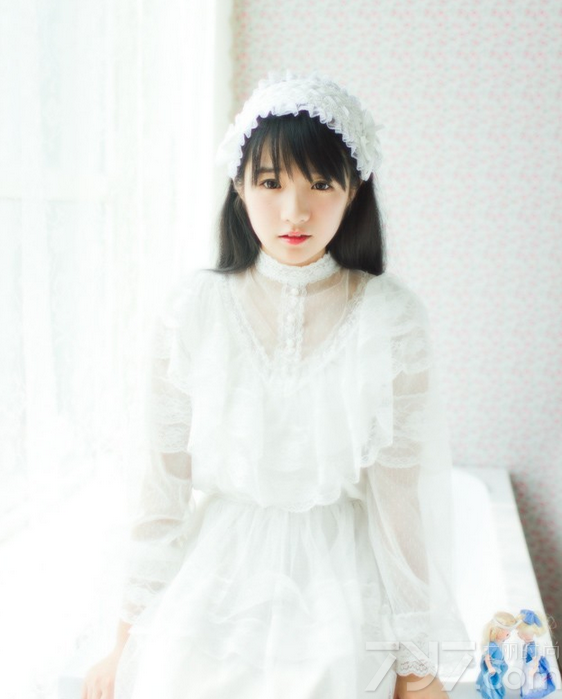 这组清纯美女女仆写真图片，宛如动漫中女仆的甜美可爱模样，瞬间吸引住不少宅男的眼球，白皙肌肤以及放电大眼都让人过目难忘。一袭白色女仆装扮更让人心生怜爱，分享一组清纯美女女仆装写真图片，看清新白色的秘密更为诱人