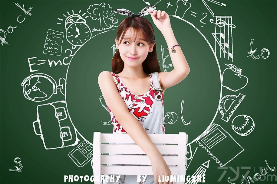 学生妹纸的清纯气息总是能格外的引力注目，下面分享一组90后学生美女的写真，清纯的长相，娇小的身材，头上配上耳朵发饰，让人一见倾心。背带牛仔短裤+印花背心显得越发的青春活力。