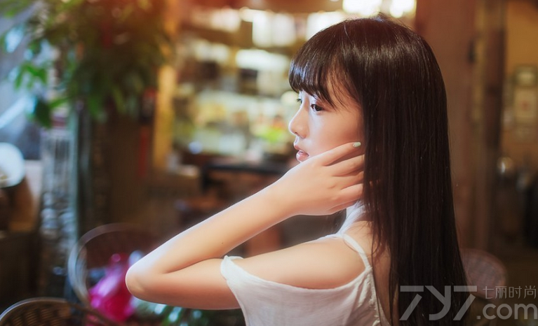 这组气质美女清纯私房写真图片，第一眼看去就能让宅男们爱到不行的萌态美少女，用放电大眼释放出一种清纯诱人气息，白皙瓷肌以及私房的诱人画面太令人心动，分享一组气质美女清纯私房写真图片，萌妹子放电大眼瞬间秒杀宅男。