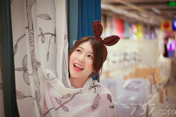 妹子的脸颊红扑扑的，白皙的肌肤淡淡的微红像极了小苹果，让人忍不住想去咬一口，兔耳朵发箍萌萌哒，让她显得更加娇小可爱，随意披肩的长发展现出女性的柔美，时而嘟嘟嘴的她萌醉你的心，下面一起来看看甜美可爱清纯美女图片吧！