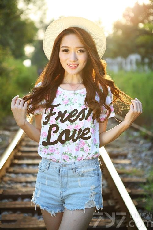 这组清纯美女夏日室内写真图片，在郊外拍摄的画面不同于室内，整个画面呈现出超清新甜美的感觉，清纯美女的着装上也展示出一种让宅男们无法抵御的清纯活泼魅力，分享夏日美女清纯写真图片，甜到心坎里的美女最迷人。