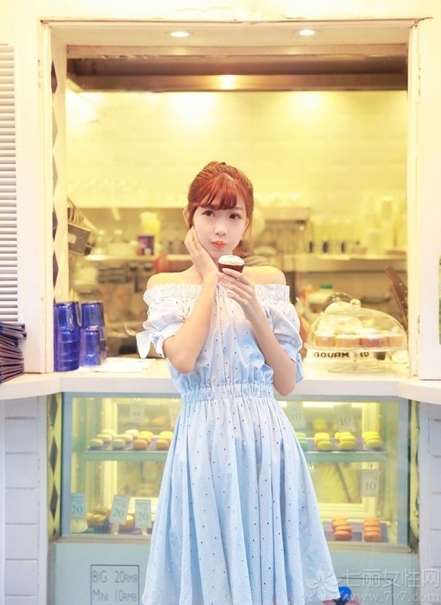 小露香肩的衣服显得她特别的娇小，白皙的肌肤吹弹可破，炯炯有神的眼睛暗送秋波，偏棕黄色的发色让她白皙动人。静静的生活让人安逸，捧着小蛋糕的她看上去未经世事，萌萌的可爱模样让人看醉了，下面分享一组清纯美女生活照写真图片，让你尽情饱读少女心。