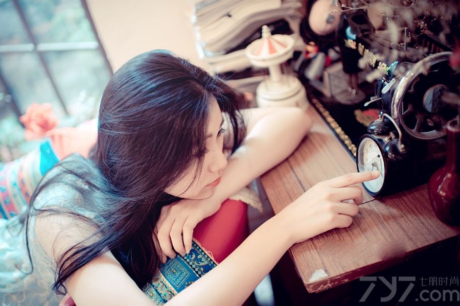 如沐春风的气质，清纯干净。氧气般的美女无疑是纯净的，她的眼眸清澈得像一汪水，凝视她的双眸会令你的心情舒畅而平静。偶尔的一个浅笑，也会让你相信这个世界有天使的存在。神清气爽的感受，让人觉得自然而惬意。