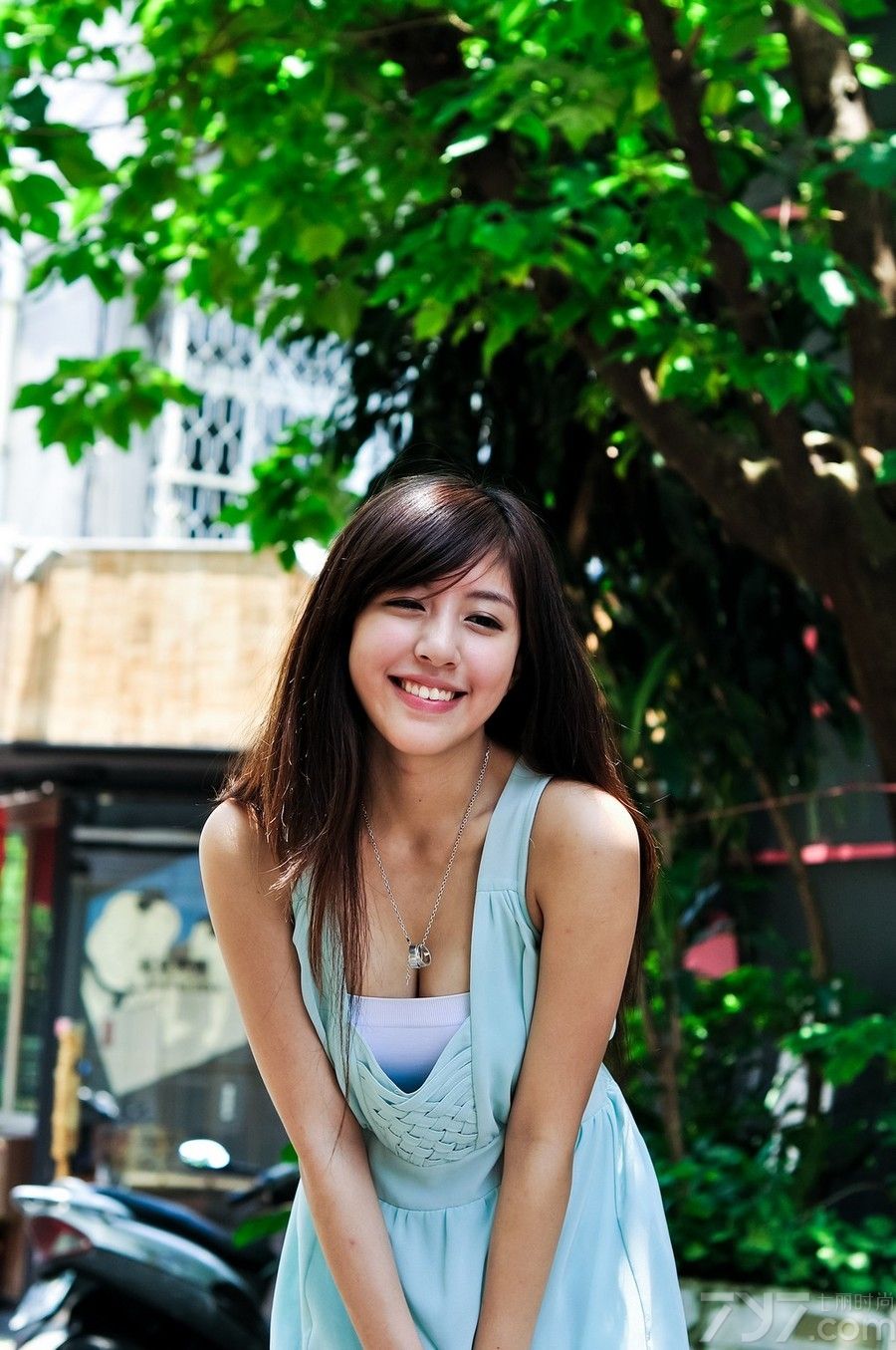 夏日的午后总是带着一丝慵懒的气息。MM身穿一袭浅蓝色连衣短裙秀出性感锁骨和修长美腿。雪纺材质更是将MM柔美气质展现的淋漓尽致。长相如奶茶妹妹般清纯甜美，一头乌黑亮丽的直发随意披散，自然大方。