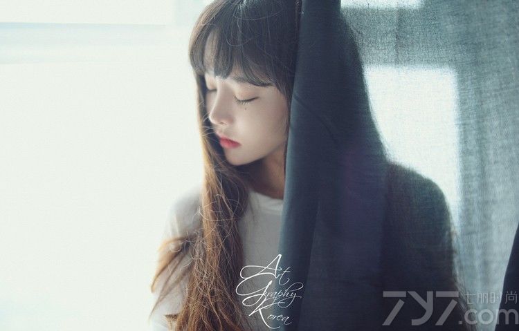 “萌”是几乎每个女生都想尝试的，可是萌也要恰到好处，不能太过也不能太拘谨，先来看看韩妞的可爱萌样，白T白裤纯净美好，既养眼也美丽哦！