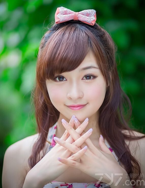 这位清纯美女圆嘟嘟的脸型非常可爱，白皙娇嫩的肌肤瞬间秒杀了不少人的眼球，一条碎花小短裙凸显出萝莉气质。下面就一起来看看这组生活照图片吧！大眼朦胧的样子闪闪惹人爱哦。
