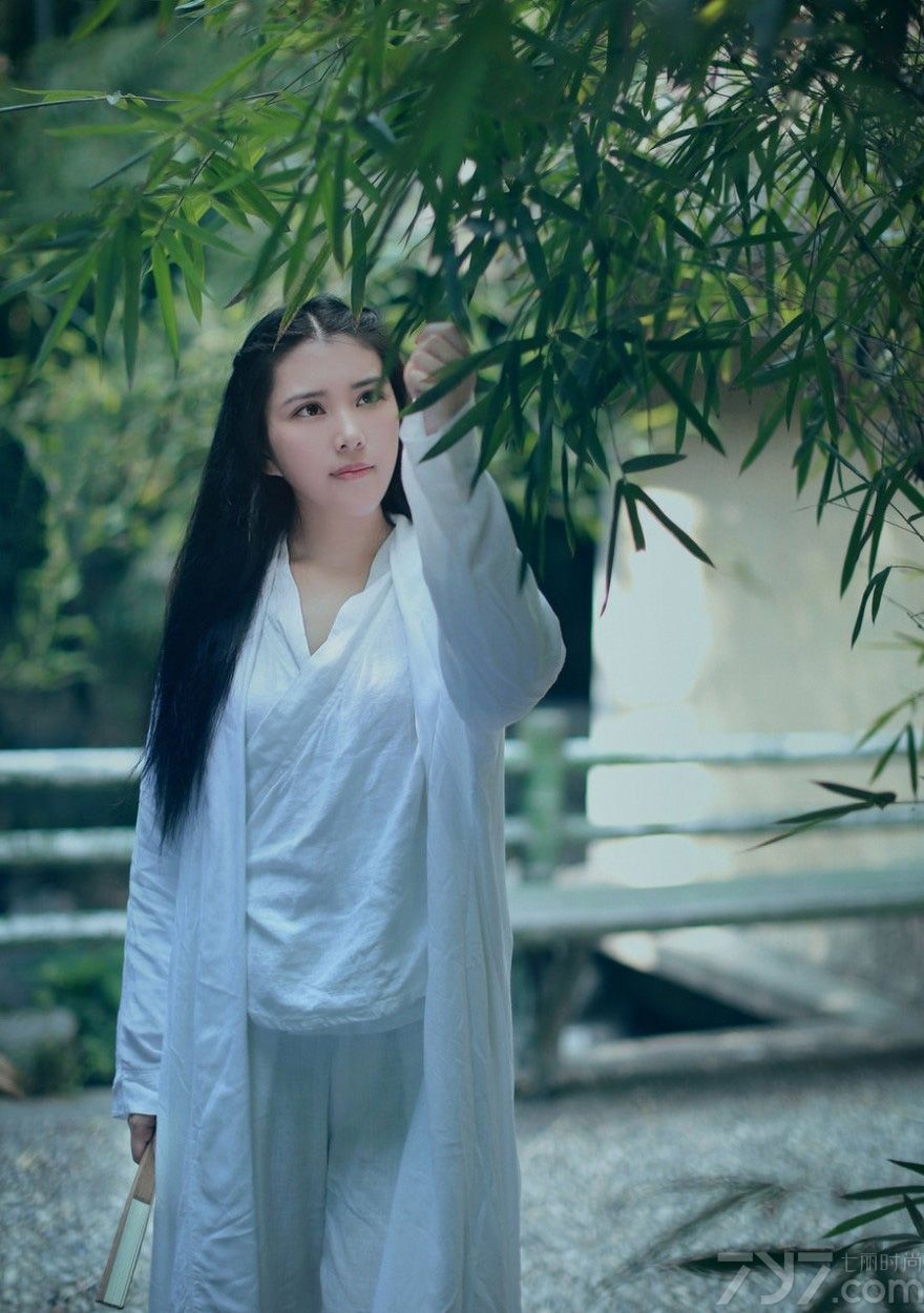 清纯美女都爱挑战白色的衣服，今天就给大家分享一组来自竹林深处的清纯气质美女图片，翠绿的竹林映照出白皙的肌肤，无邪的瞳孔仿佛能净化你的心灵，这样与世隔绝，不食人间烟火的感受，美的如仙女下凡尘一般，你有没有心动呢？