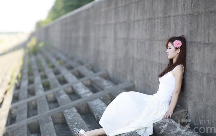 炎热的夏日为大家献上一组清纯白裙美女写真图片为大家消暑。简约的白色长裙浪漫纯洁，蓬松的裙摆犹如童话中的公主裙，满足女人心中的公主梦，带人走进梦幻般的世界。美女慵懒的享受这午后惬意的时光，耳际粉嫩的花朵点缀其清新气质，美不胜收。