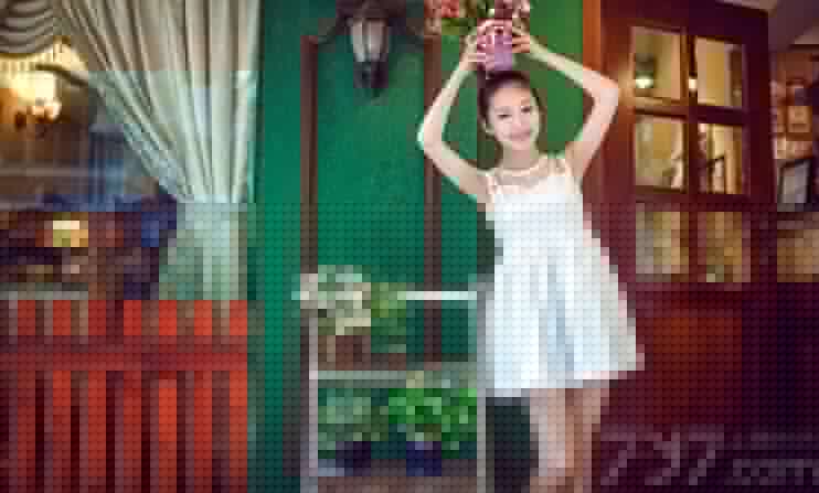 这组清纯美女午后夏日写真图片，清爽又甜到腻的装扮，瞬间吸引到不少路人，精致白皙肌肤以及白裙飘飘的感觉，宛如女神降临，卖萌大眼更能吸引到不少宅男的目光，分享清纯美女夏日写真图片，卖萌大眼电晕整个街头。