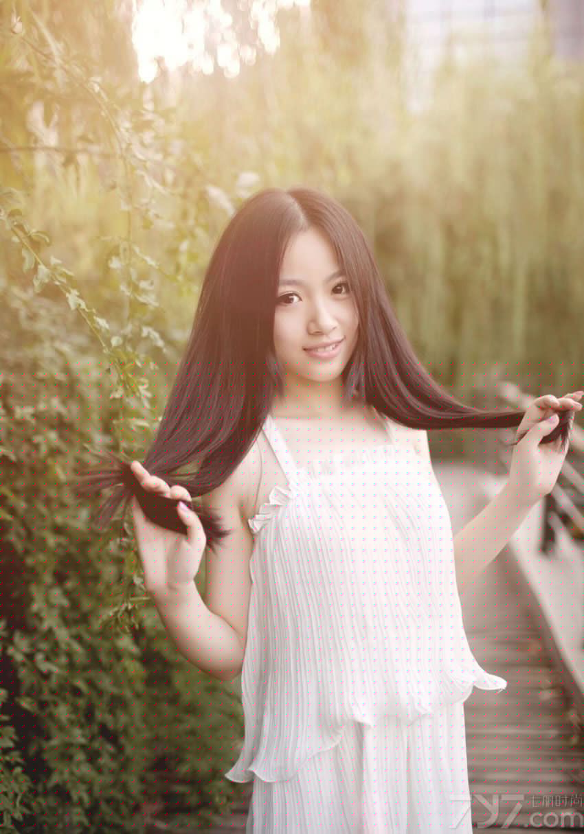 慵懒的午后阳光最为惬意。一袭白色长裙飘逸，在阳下显得干净气质，宛如灵动的鲜花，十分养眼。温柔的笑颜，带给人清新的空气感，美得令人心动。