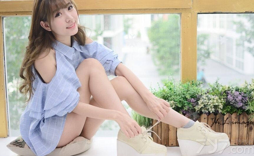 这组清纯美女甜美写真图片，整个外形容貌基本都符合了宅男们的女神的标准，精致的瓜子脸以及甜美的笑容都是令人魅惑的武器，在炎炎夏日午后看上这样一组写着图片，回来不少清新凉爽之意哟！分享清纯美女的甜美图片，带来夏日午后清新气息。