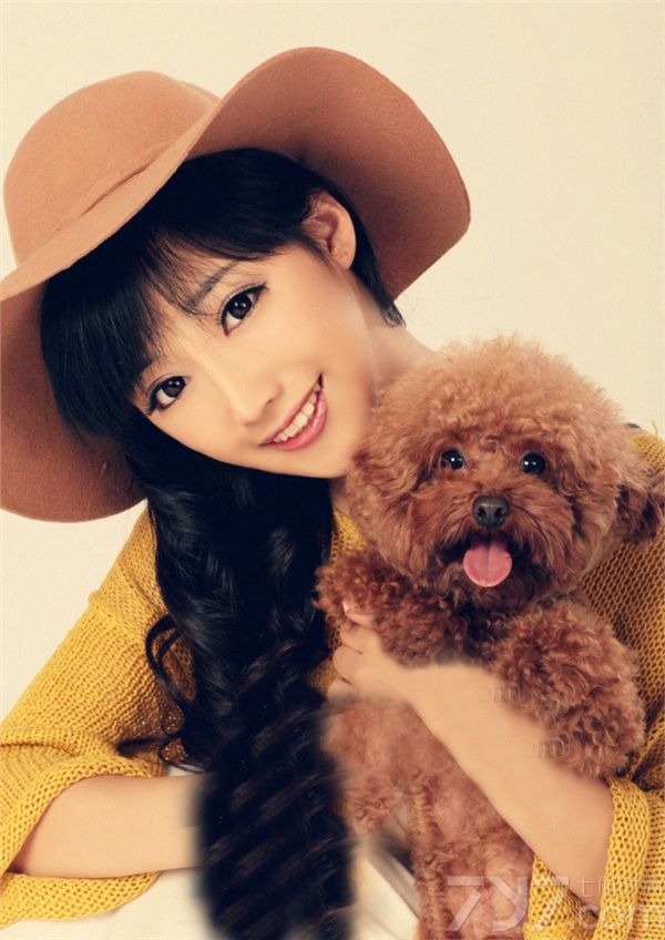 清纯又有气质的美女总是容易让人记住。今天为大家带来盛夏福利照片，清纯甜美的笑容，可爱的表情，让人一见倾心，身穿黄色宽大针织衫，公主帽，休闲时尚，怀抱一只同样可爱的小宠物，散发出一种无限的温情。