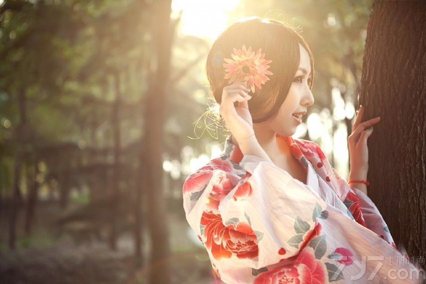 今天为大家分享的这组写真，长相清纯可爱，一双会说话的大眼睛让人不敢直视，身穿印花和服，在树林里摆出各种POSS，唯美至极，仿佛春天里的花朵，艳丽迷人。