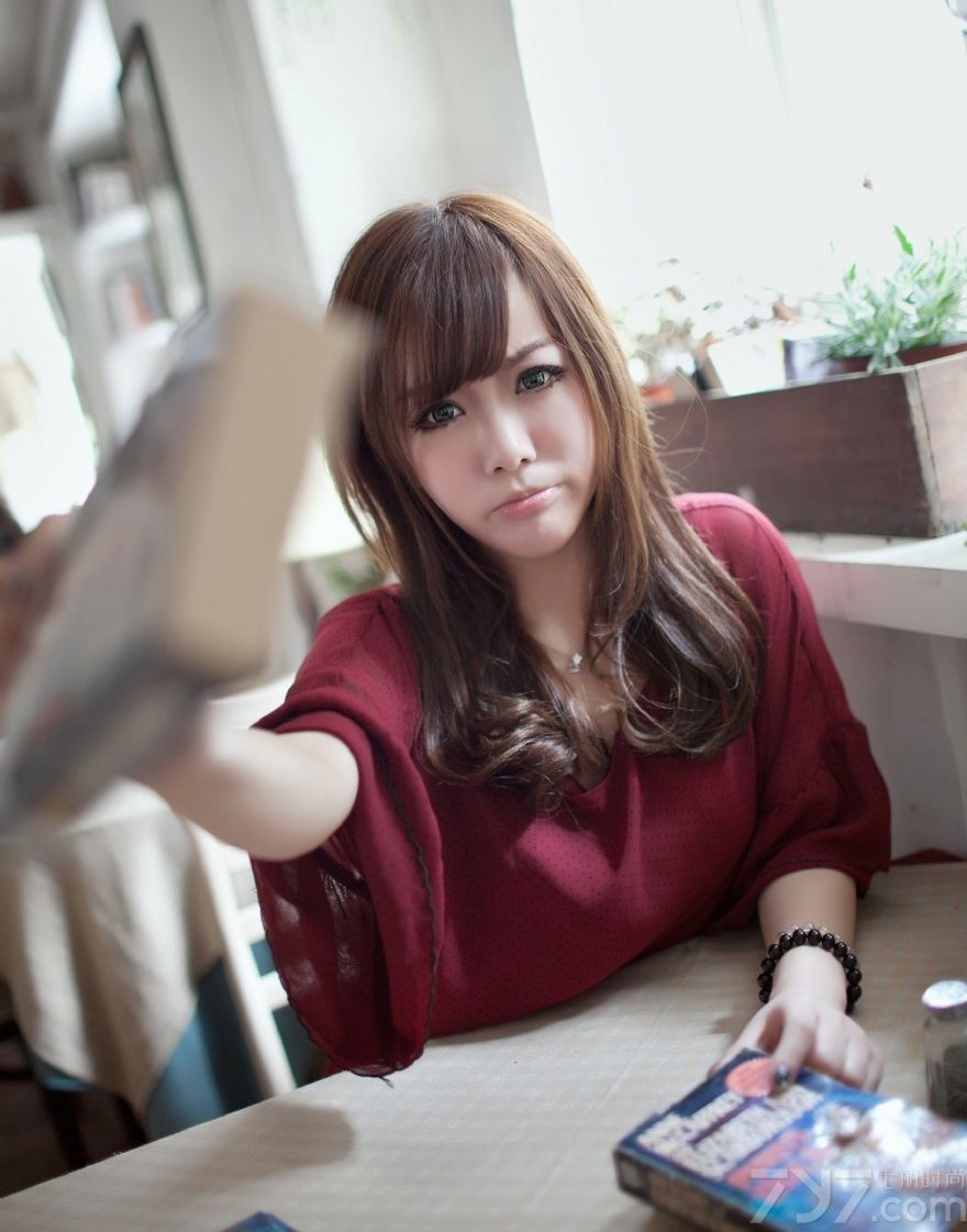 青春美丽的女生总是让人忍不住想多看两眼，今天为大家分享一组长相清纯可爱的美女室内生活照，咖啡、饼干、书集，休闲散发出一种让人无法抗拒的文艺范，令人倾心。
