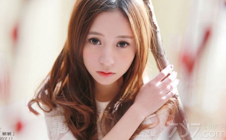 这组清纯美女室内自拍私房写真图片，清纯完美的容颜，对于宅男来说是致命的武器，甜美的笑容以及有些哀怨忧伤的表情也不妨碍亮丽气息，分享清纯美女私房自拍写真图，甜美笑容也能妩媚性感。