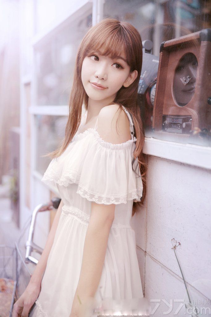 2014年最后一批90后退出初中校园，但是90后的那些美女永远都不会退出这个时代，今天为大家推荐的是90后清纯校花艺术照，圆脸大眼美女，夏日清爽着装，诠释减龄小清新的韵味。