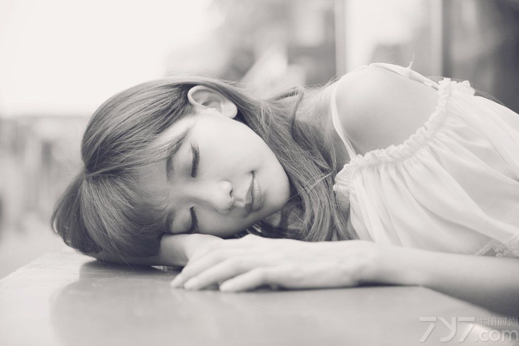 2014年最后一批90后退出初中校园，但是90后的那些美女永远都不会退出这个时代，今天为大家推荐的是90后清纯校花艺术照，圆脸大眼美女，夏日清爽着装，诠释减龄小清新的韵味。