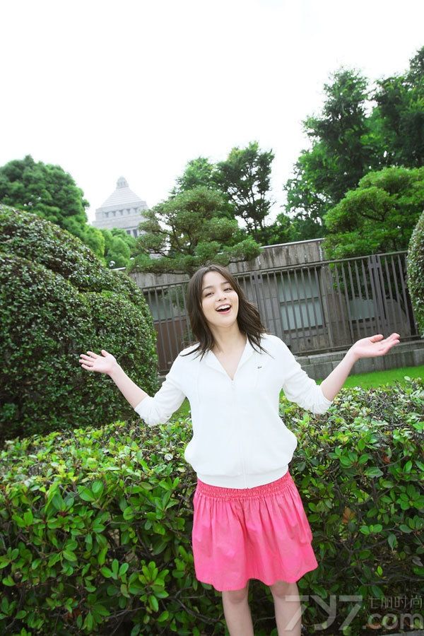 日本混血女星加藤罗莎出生于横滨市，在鹿儿岛市立皇德寺中学校、鹿儿岛县立鹿儿岛西高等学校毕业。她以清新可人的气质为名，让大家感受了一回出淤泥而不染的美貌。下面为大家分享加藤罗莎的春季写真，一双大眼卖萌无上限。