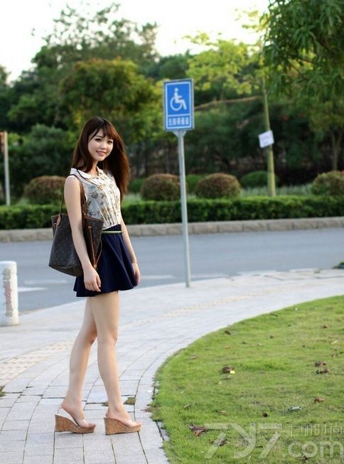 这位长相清纯的美女身穿小碎花连衣裙，在阳光的午后来到草坪散步，甜美可人的笑容使所有的景物都成了陪衬品，下面就一起来看看这组美丽的写真图片吧！
