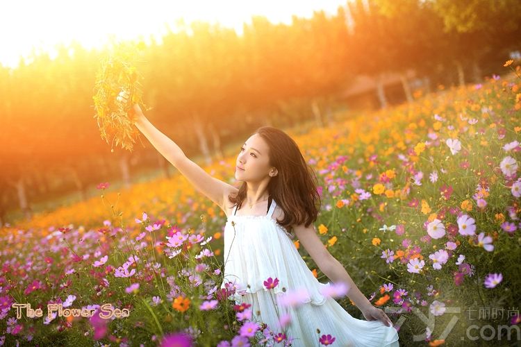 即将步入春季，美女趁着阳光正好，趁着微风不噪，趁着繁花还未开至荼蘼，趁现在还年轻，赶紧拍摄几张唯美清新的图片来纪念青春，未来还可以走很长很长的路，还能诉说很深很深的思念，一起来欣赏吧！