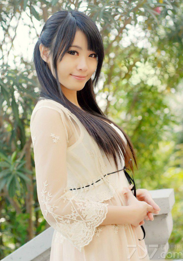 90后清纯美女校花，扎起优雅的辫子，展现一种青春独有的魅力。雪纺的蕾丝裙展示女性优雅的一面，别以为只有性感美女才有好身材，清纯的妹子身材也不赖哟！偶尔看看自然的美女，阳光下轻柔的笑容超级动人。