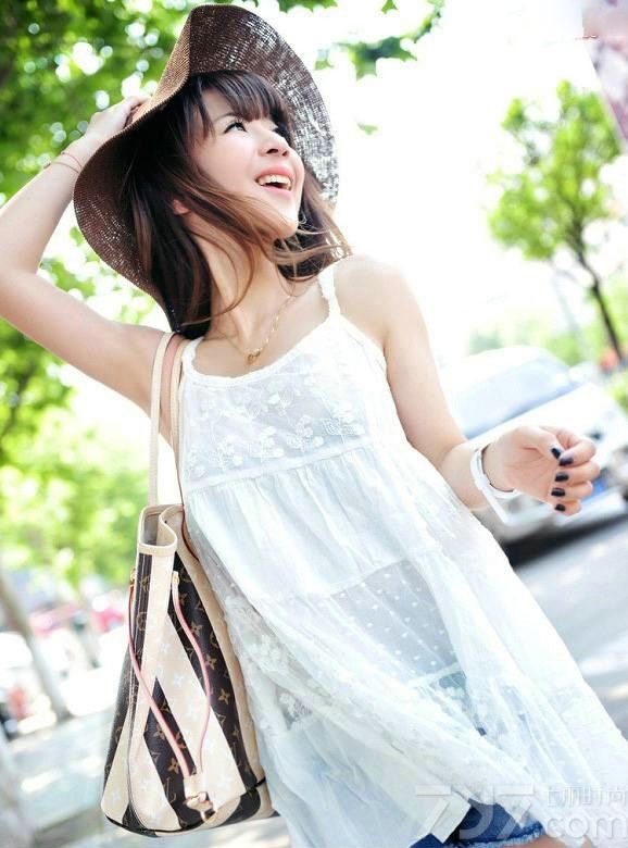 超级可爱的清纯美女配搭各式各样的帽子走秀街拍，男士们怎么可以错过呢？天天的笑容，白皙的肌肤衬托出娇小的容颜。大大的眼睛，明亮吸引人，看的男士们为之动容。