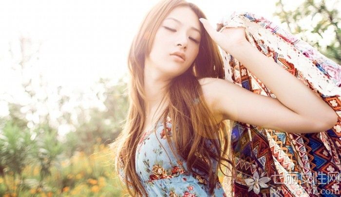 谁说美女都是动漫人物，现实生活中美女也是比比皆是，中分的发型，层次而分明的卷发特别的洋气，加上发色衬托出女人的气质。碎花长裙特别的唯美，在阳光的照耀下，有种飘飘欲仙的感觉。